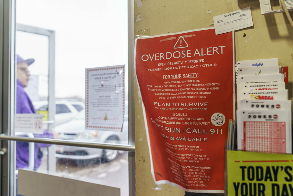 ADVARSEL: En plakat advarer om farene ved overdose. 100.00 mennesker har dødd narkotika det siste året. Det er hengt opp store, røde plakater på bensinstasjoner og andre bygninger der det advares om faren for overdoser i White Earth-reservatet i Ogema, Minnesota. Under pandemien har antall overdosedødsfall økt kraftig i indianerreservatene. Foto: David Goldman / AP / NTB
