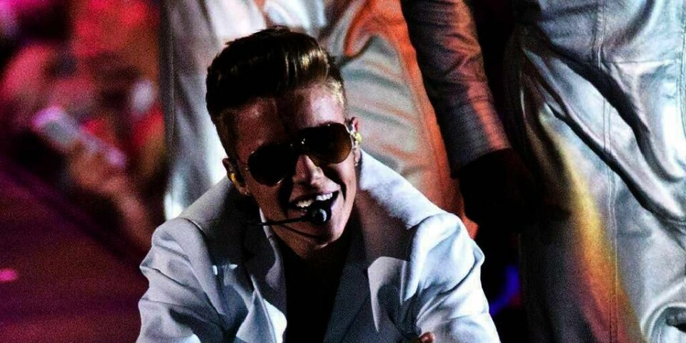 BESVIMTE Popstjernen Justin Bieber måtte ta en pause og få oksygen på en konsert torsdag. Han besvimte på scenen.