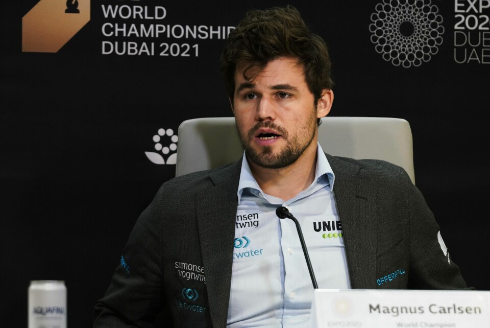 Magnus Carlsen of Norway attends a news conference after winning the FIDE World Championship at Dubai Expo 2020 in Dubai, United Arab Emirates, Friday, Dec. 10, 2021. (AP Photo/Jon Gambrell) Foto: Jon Gambrell / AP / NTB