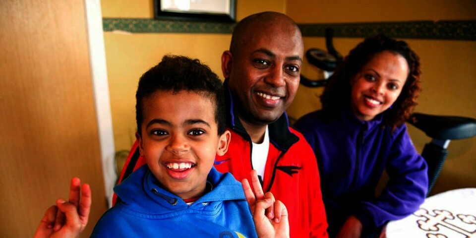 BLIR: Sju år gamle Nathan er født og vokst opp i Norge. Nå får han og foreldrene Zinash Assefa (bak) og Asfaw Eshete bli i Norge. Oslo tingrett mener myndighetene har gjort flere feil med asylsøknaden.