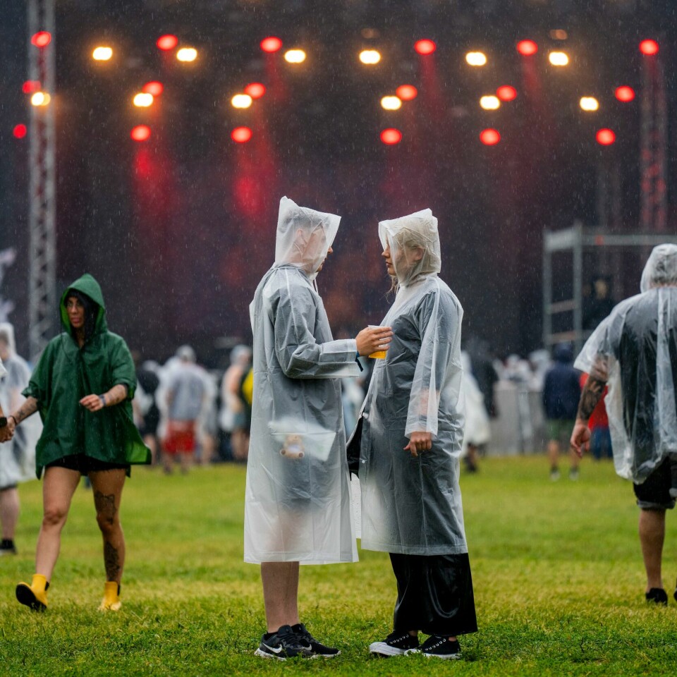 VÆR: Folk som skal på festival, bes om å ta med regntøy og varmere klær denne uken. Festivaldeltakere oppfordres til å ta med regntøy og varmere klær denne uken.Foto: Fredrik Varfjell / NTB
