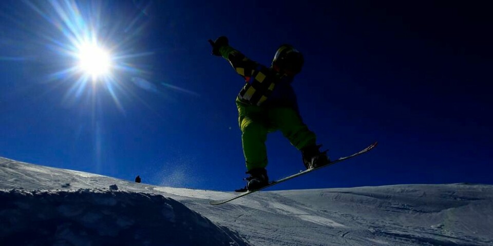 TYVERI: Det stjeles flere ski og snowboard enn før. Skiene koster også mer enn tidligere. Flest tyveri skjer når eierne tar seg en kort pause.