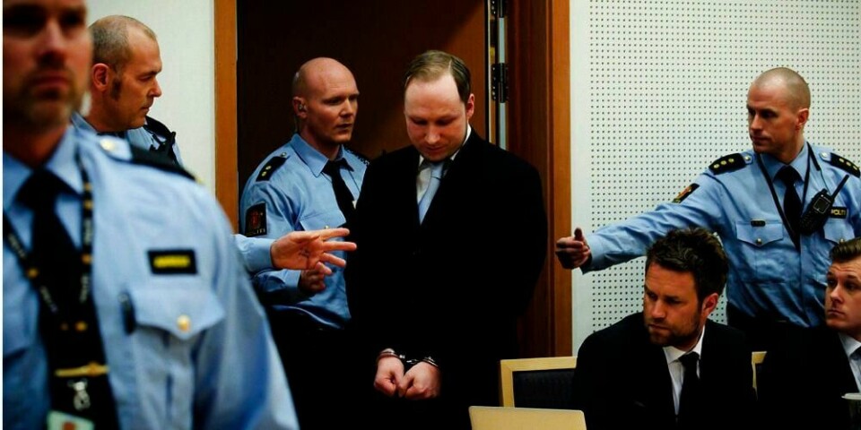 SIKKERHET: Moren til Anders Behring Breivik døde fredag. Breivik soner i Illa fengsel. Fengselet sa at Breivik ikke får delta i begravelsen. Men tirsdag er siste dagen at Breivik sitter på en avdeling med spesielt høy sikkerhet. Dersom han ikke skal sitte på denne avdelingen lenger, kan han få delta i begravelsen likevel.
