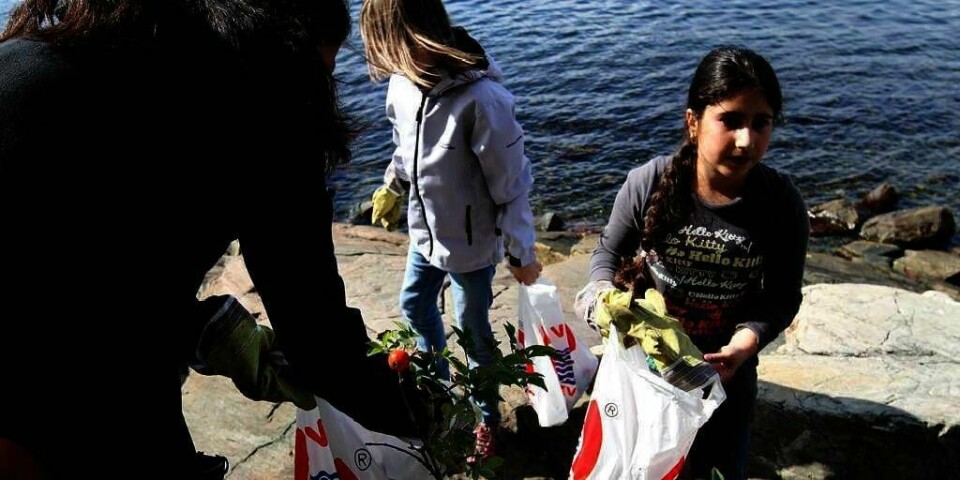 Jennifer Borchgrevink Cabrera (til venstre), Isabelle Laquian Fernandez plukker søppel i strandkantem sammen med Susan Ghasemi (til høyre. I løpet av tre timer fant de mye søppel.