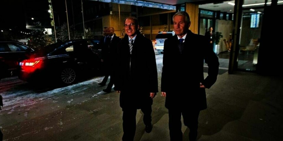 FREDSPRIS: Tirsdag får Organisasjonen for forbud mot kjemiske våpen fredsprisen. Her er organisasjonens leder Ahmet Üzümcü (til venstre) sammen med nobelkomité-lederen Thorbjørn Jagland.