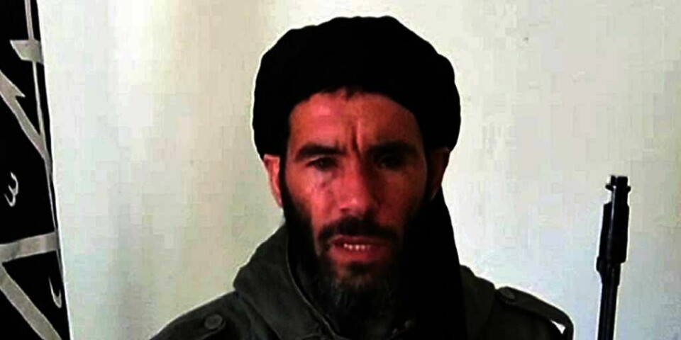 BILDE:  Islamisten Mokhtar Belmokhtar snakker i en video som er lagt ut på internett. Nå sier myndighetene i Tsjad at Belmokhtar er drept. En fransk radiostasjon sier at de har et bilde som viser at liket hans. De har lagt bildet ut på nettsiden sin.