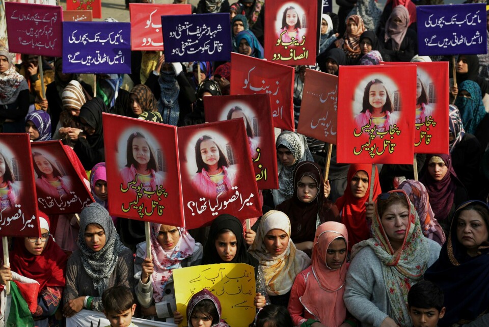 PROTESTER: Folk protesterte etter drapet på Zainab i Pakistan. De krevde at politiet fant drapsmannen.