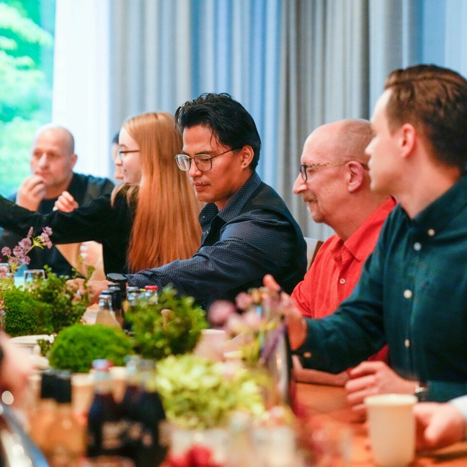 PRIDE: Tirsdag inviterte statsminister Jonas Gahr Støre folk som jobber på London Pub, Per på Hjørnet og Herr Nilsen til frokost. Tirsdag inviterte statsminister Jonas Gahr Støre (Ap) ansatte fra London Pub, Per på Hjørnet og Herr Nilsen til frokost i statsministerboligen. Foto: Beate Oma Dahle / NTB