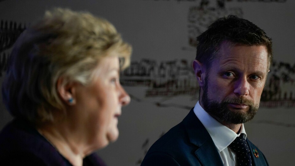 PRESSE-KONFERANSE: Statsminister Erna Solberg og regjeringen fortsetter de strenge tiltakene mot korona. Her er hun sammen med helseminister Bent Høie på en presse-konferanse.