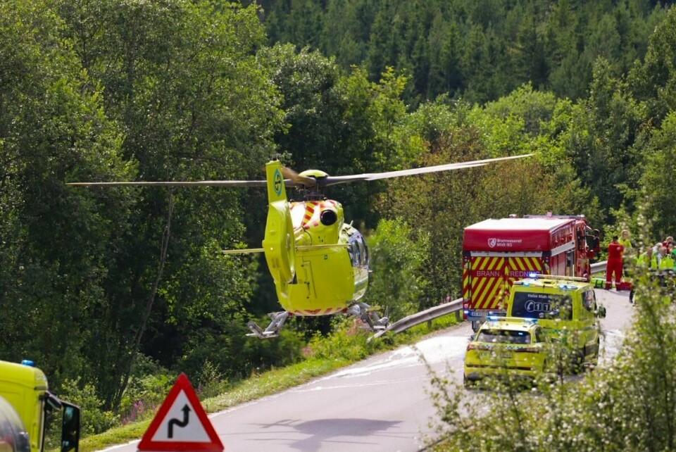 ULYKKE: Ei jente i tenåra døde i Trøndelag torsdag. Bildet viser et ambulansehelikopter på stedet der en bil krasjet med en mopedbil torsdag. Foto: Lars Lilleby Macedo / NTB