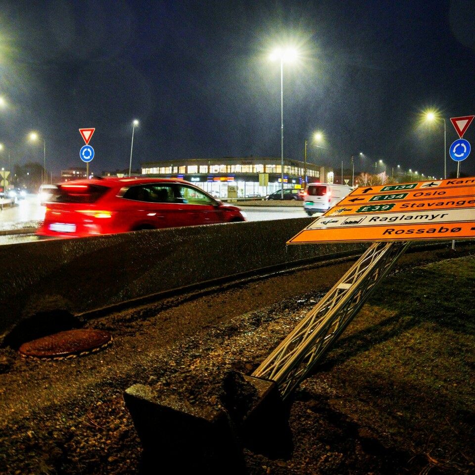 VIND: Uværet «Pia» blåste ned et veiskilt. Bildet er fra Haugesund. Mange som skal på reise i jula, opplever trøbbel. Bildet viser at i Haugesund blåste et veiskilt ned torsdag ettermiddag. Foto: Jan Kåre Ness / NTB
