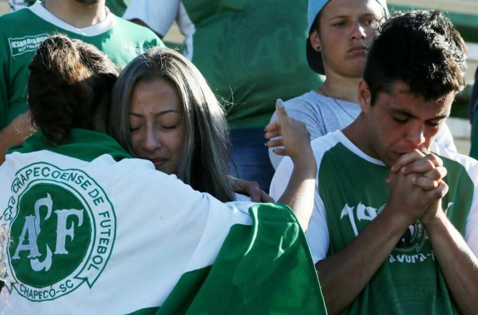 SORG: Folk gråter etter at et fly styrtet i Colombia. I flyet var et helt fotballag fra Brasil. Bare seks personer overlevde.