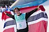 Birk Ruud jubler for OL-gull. Det var sikret før det siste hoppet, og i Ruuds siste svev hadde han det norske flagget med seg underveis. Foto: Fredrik Varfjell / NTB