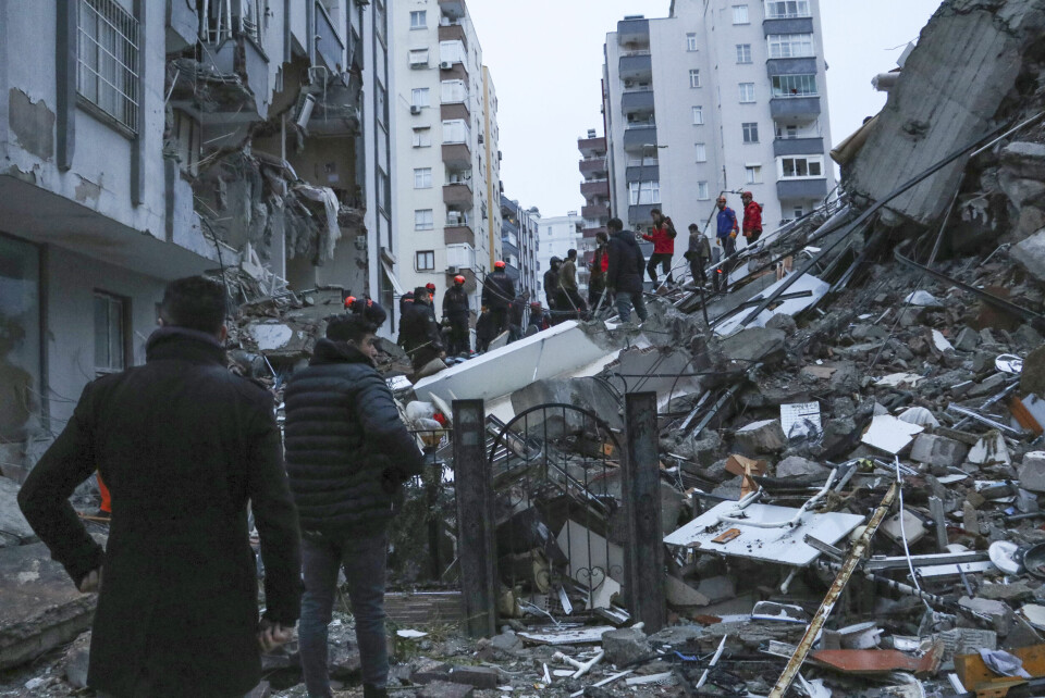 TYRKIA: En bygning som har kollapset i byen Adana i Tyrkia. Ødeleggelsene er store etter det kraftige jordskjelvet i Tyrkia og Syria. UD sier de foreløpig ikke har informasjon om at norske borgere er rammet. Foto: AP / NTB