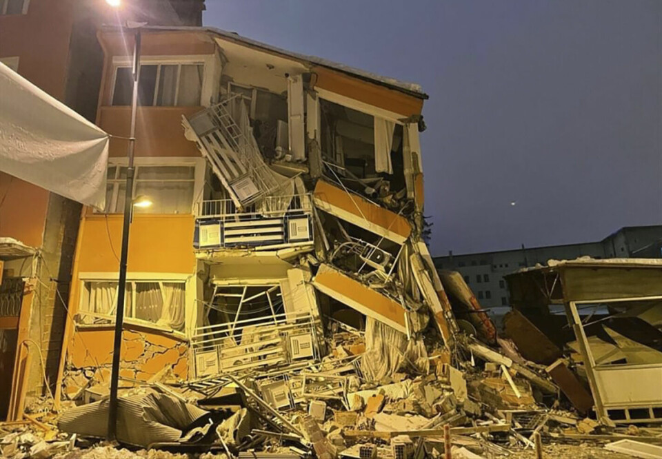 TYRKIA: En bygning i byen Pazarcik har kollapset. Pazarcik ligger i provinsen Kahramanmaraş, sør i Tyrkia. Foto: Depo Photos via AP / AP / NTB
