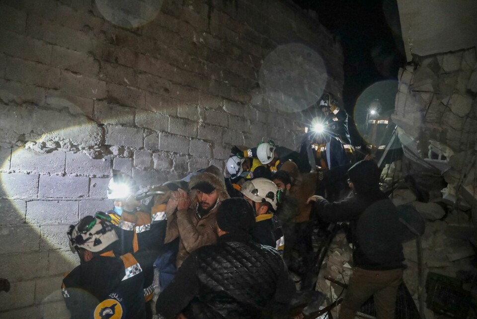 SYRIA: «De hvite hjelmene» hjelper folk i byen Zardana, nord-vest i Syria. «De hvite hjelmene» er en frivillig forsvars-organisasjon. Jordskjelv