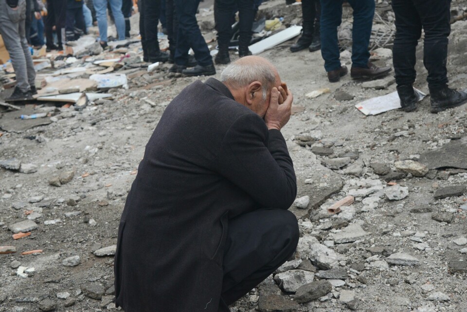 TRAGEDIE: En mann reagerer mens folk søker etter overlevende i byen Diyarbakir i Tyrkia. Jordskjelv