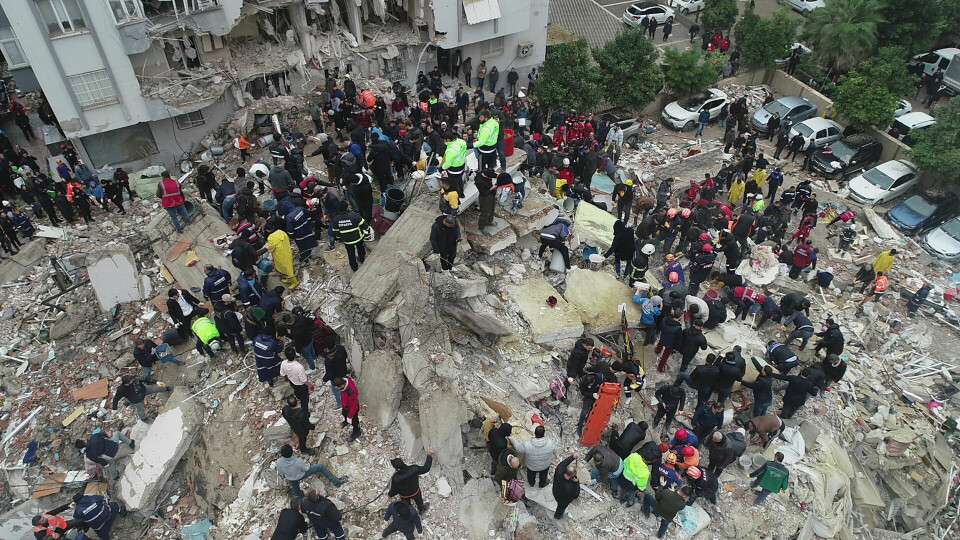 TYRKIA: Folk leter etter mennesker i byen Adana i Tyrkia. Jordskjelv