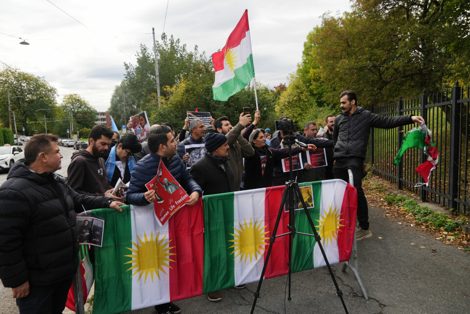 ROLIG START: Demonstrantene sto pent i ro da demonstrasjonen startet. Et område ved ambassaden til Iran var sperret av. n