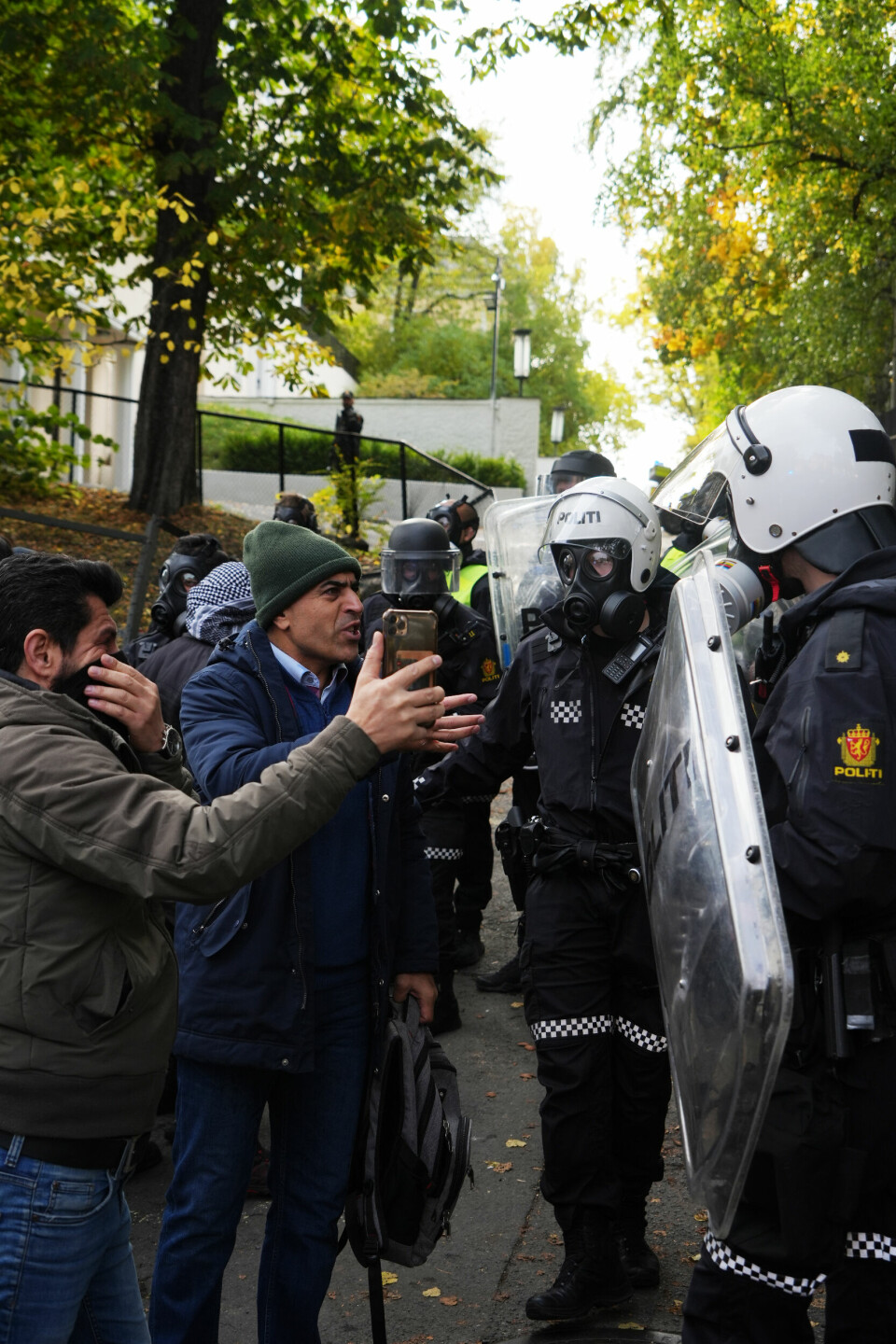 VISER: Disse forsøkte å få politiets oppmeksomhet. Demonstrantene er sinte på Irans regime og måten de opptrer på. n