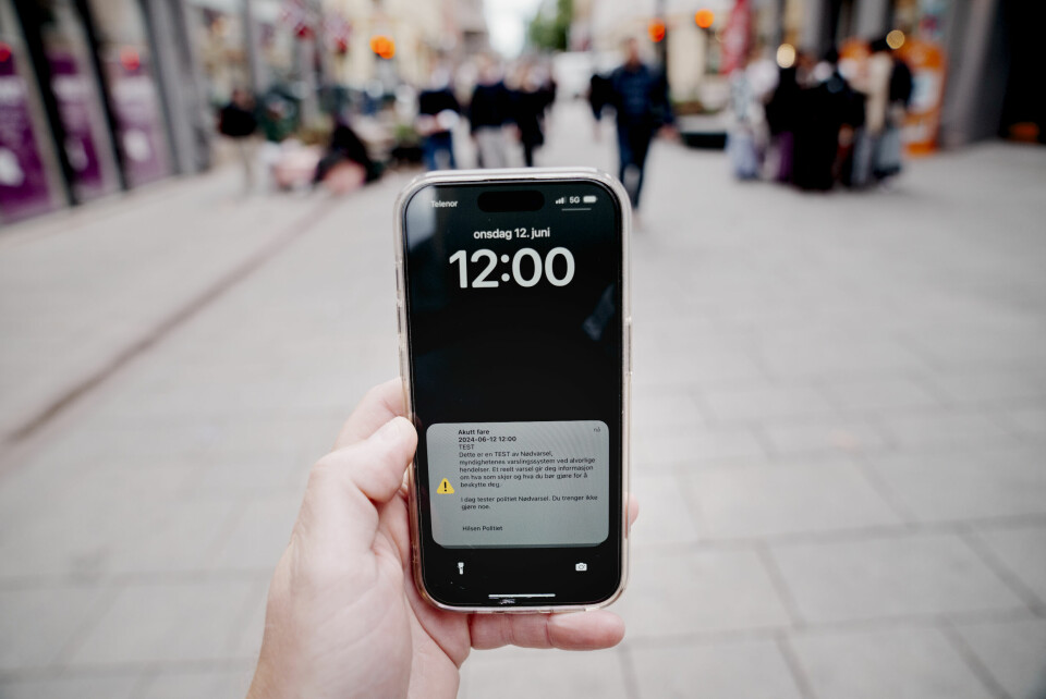 NØDVARSEL: Klokken 12 onsdag blir nødvarsel på mobil testet. Det samme blir Sivilforsvarets tyfon-varsling. Det skal ha variert om nødvarselet kom på engelsk eller norsk til enkelte brukere. Testen onsdag synes å ha blitt gjennomført uten tekniske problemer, ifølge Direktoratet for samfunnssikkerhet og beredskap (DSB). Foto: Stian Lysberg Solum / NTB