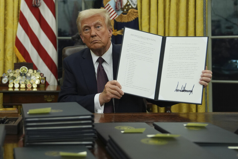 FØRSTE DAG: Donald Trump gjorde en rekke endringer på sin første dag i Det hvite hus. Bildet viser USAs president Donald Trump som holder fram dokumentet som benåder rundt 1500 av de såkalte 6. januar-dømte. Foto: Evan Vucci / AP / NTB