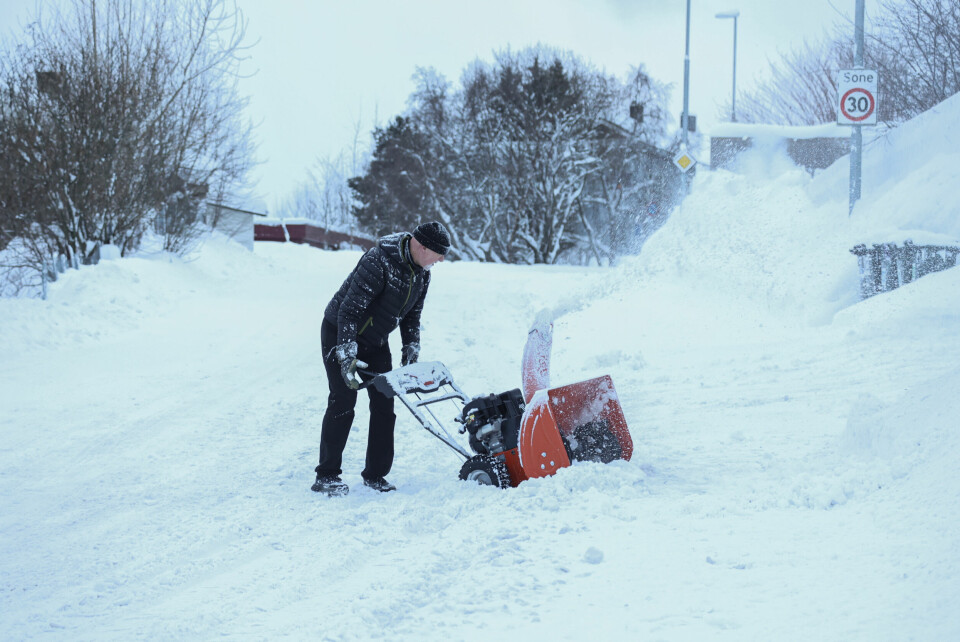 SNØ: Trondheim er en av byene som våknet opp til store mengder snø torsdag. Bildet viser Ørjan Aashagen som kjører snøfreser på Byåsen i Trondheim. Foto: Jan Langhaug / NTB / NPK