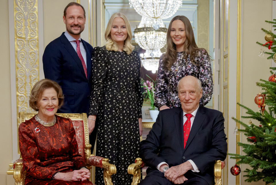 JULA 2024: Her er kong Harald og dronning Sonja sammen med kronprins Haakon, prinsesse Ingrid Alexandra og kronprinsesse Mette-Marit på Slottet i Oslo. Bildet viser kong Harald og dronning Sonja sammen med kronprins Haakon, prinsesse Ingrid Alexandra og kronprinsesse Mette-Marit i den røde salong på Slottet i Oslo under julefotograferingen. Foto: Stian Lysberg Solum / NTB