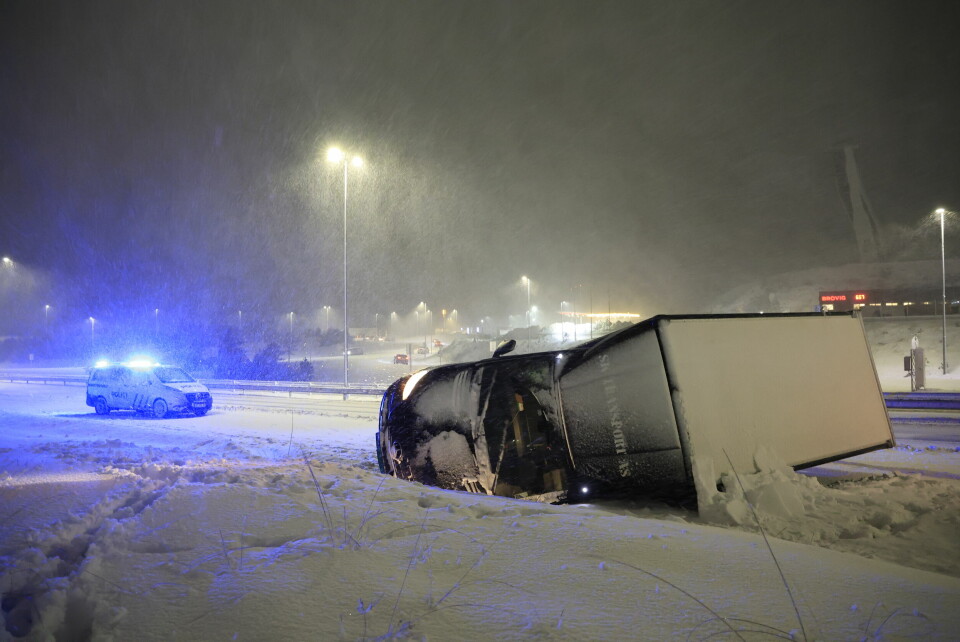 SNØ: Et kjøretøy veltet mens det snør og blåser kraftig på stedet. Politiet var på plass. Hendelsen skjedde på E18 ved Lillesand. Bildet viser et kjøretøy som veltet mens det snør og blåser kraftig på stedet. Politiet var på plass. Hendelsen skjedde på E18 ved Lillesand.
