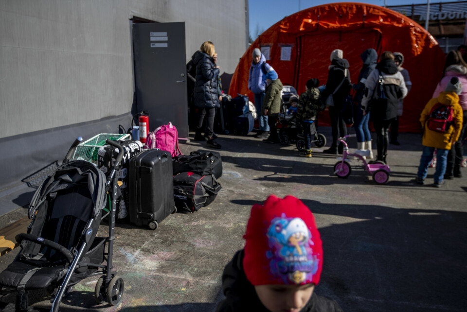 FOLK PÅ FLUKT: Mange ukrainske flyktninger registrerer seg på Nasjonalt mottakssenter i Råde. Norske kommuner forbereder seg på å ta imot et stort antall ukrainske flyktninger fremover. Her fra Nasjonalt mottakssenter i Råde, der UDI og flere andre aktører prøver å ta unna for de mange ankomstene.Foto: Javad Parsa / NTB
