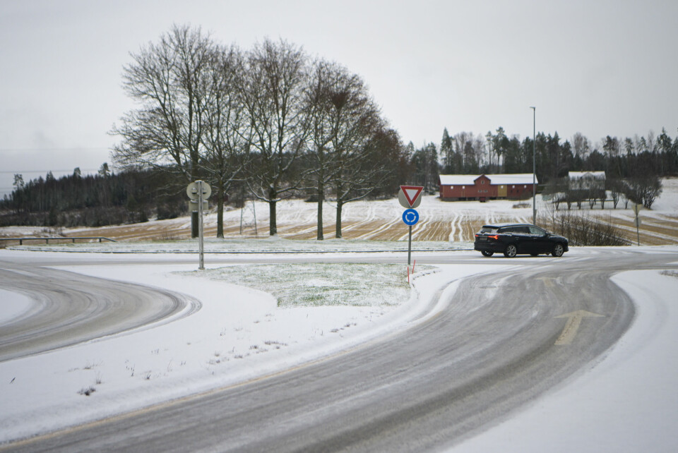 GLATT: Mildvær vil føre til glatte veier flere steder i landet mandag. Bildet viser glatt vei i Son på Østlandet. Foto: Annika Byrde / NTB