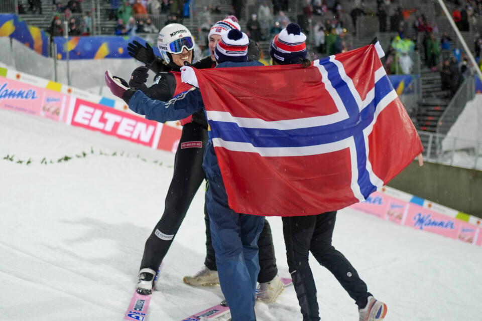 MEDALJE: Norsk jubel etter seieren i blandet lagkonkurranse i hopp i ski-VM i Trondheim. Norsk jubel etter seieren i blandet lagkonkurranse i hopp i ski-VM i Trondheim. Foto: Terje Pedersen / NTB