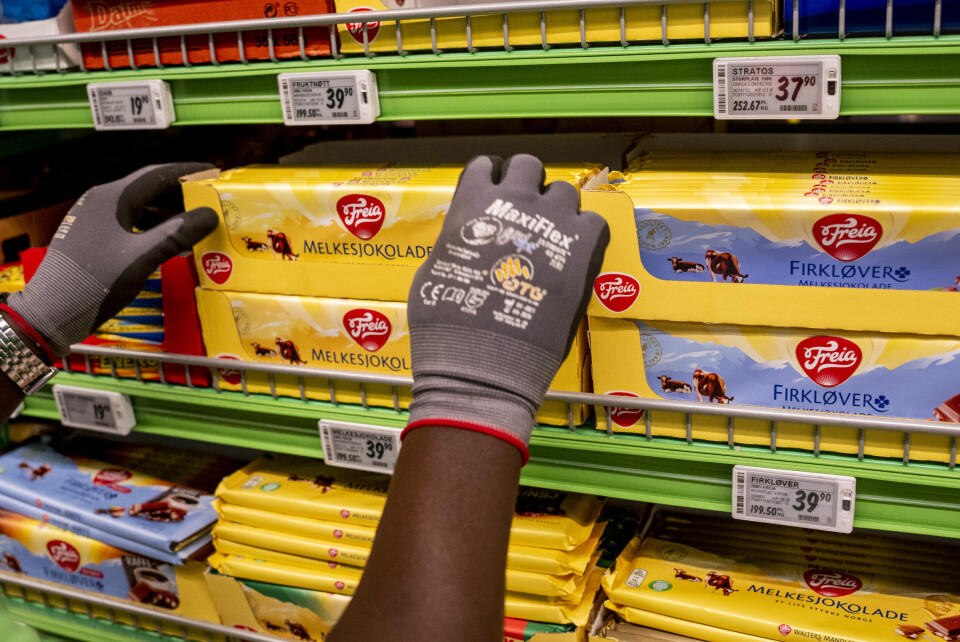 SJOKOLADE: En sjokoladeplate på 200 gram koster nå godt over 50 kroner i norske butikker. Ei 200 grams sjokoladeplate har auka kraftig i pris sidan jul. Foto: Javad Parsa / NTB/ NPK
