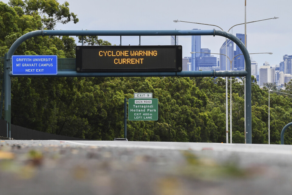 UVÆR: Et veiskilt i Brisbane advarer om en kommende syklon. Syklonen Alfred er ventet å treffe like nord for Brisbane lørdag. Et veiskilt i Brisbane advarer om en kommende syklon. Syklonen Alfred er ventet å treffe like nord for Brisbane lørdag. Foto: Jono Searle / AAP Image via AP / NTB