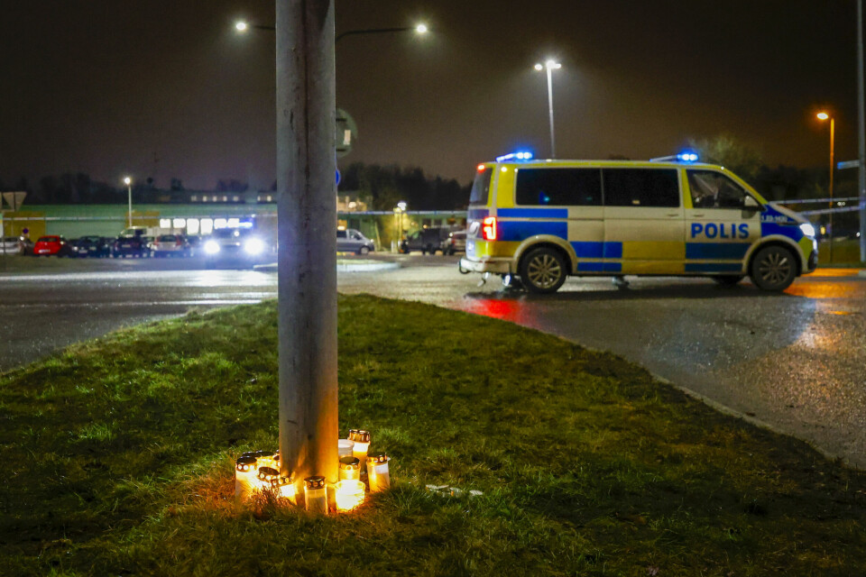 SVERIGE SØRGER: Natt til onsdag ble det tent levende lys utenfor skolen der skytingen foregikk tirsdag. Bilde av tente lys og en politibil på en parkeringsplass i Ørebro. Foto: Hans Olav Torgersen / NTB
