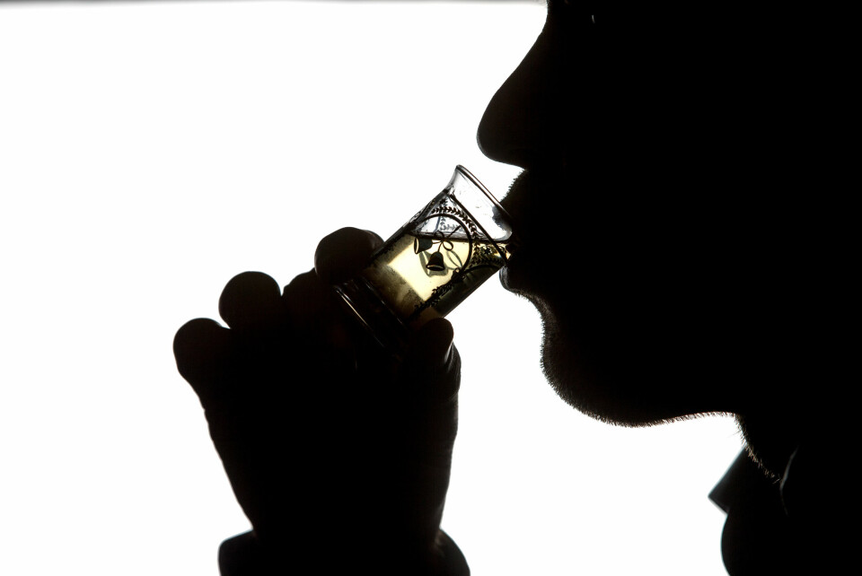 ALKOHOL: Akevitt er populært i jula. Men mange velger å droppe alkoholen den første måneden inn i det nye året. Bildet viser en mann som drikker akevitt.