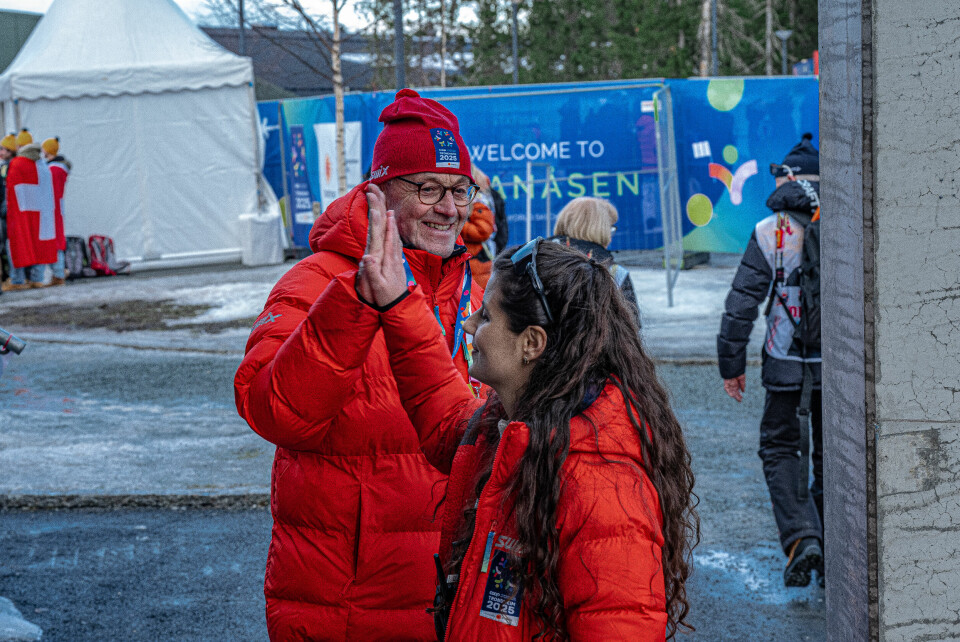 FRIVILLIGHET: Anita Llapjani (til høyre) er leder for de frivillige under ski-VM i Trondheim. Her gir hun en high-five til en av de frivillige. Granåsen