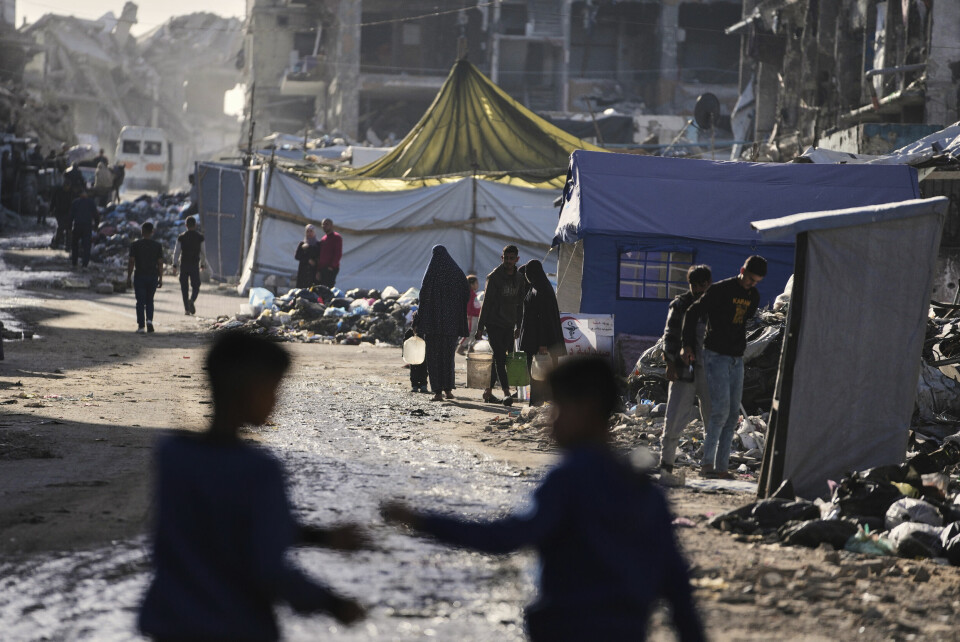 PÅ FLUKT: Mange av palestinerne hadde dratt tilbake til hjemmene sine under våpenhvilen. Nå ber Israel folk om å flykte igjen. Fordrevne palestinere i Jabalia nord på Gazastripen mandag. Foto: Jehad Alshrafi / AP / NTB