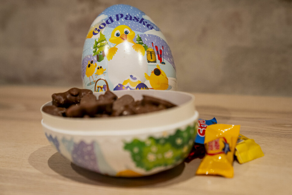 NAM: Sjokolade holder seg en god stund. La deg ikke skremme av hvitt belegg. Bildet viser et påskeegg fylt med sjokolade. Foto: Fredrik Varfjell / NTB