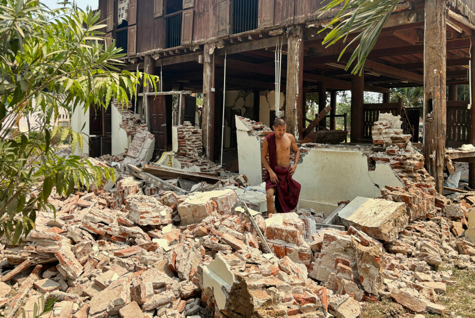 JORDSKJELV: De kraftige jordskjelvene har ført til store ødeleggelser i Myanmar. Bildet viser en buddhistisk munk som ser på ødeleggelsene i et kloster i Naypyidaw i Myanmar etter jordskjelvet som rammet fredag. Foto: AP / NTB