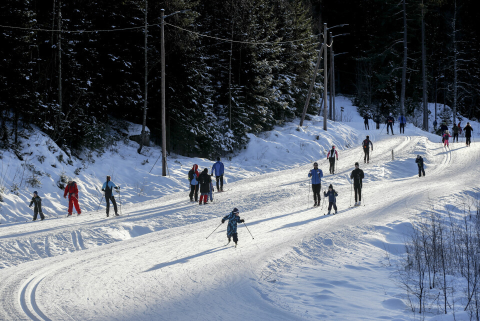 KOSTER PENGER: Barn fra familier med god råd går mer på ski. Bildet viser store og små som går på ski ved Linderudkollen i Oslo.Foto: Vidar Ruud / NTB / NPK