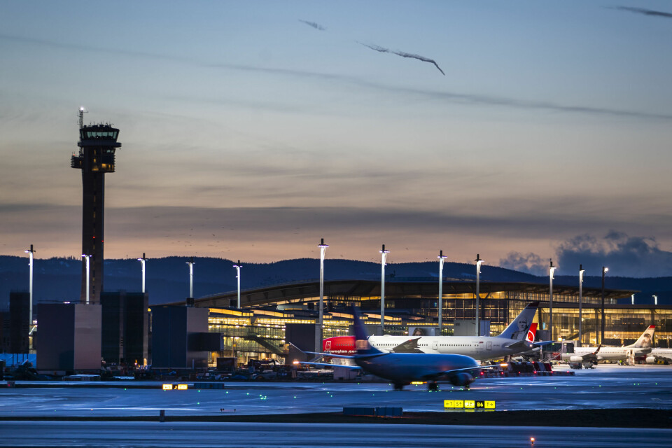 MÅTTE SNU: En mann snek seg om bord på et fly på Gardermoen torsdag formiddag. Flyet måtte snu på rullebanen. Bildet viser fly på Oslo lufthavn. Foto: Håkon Mosvold Larsen / NTB/ NPK