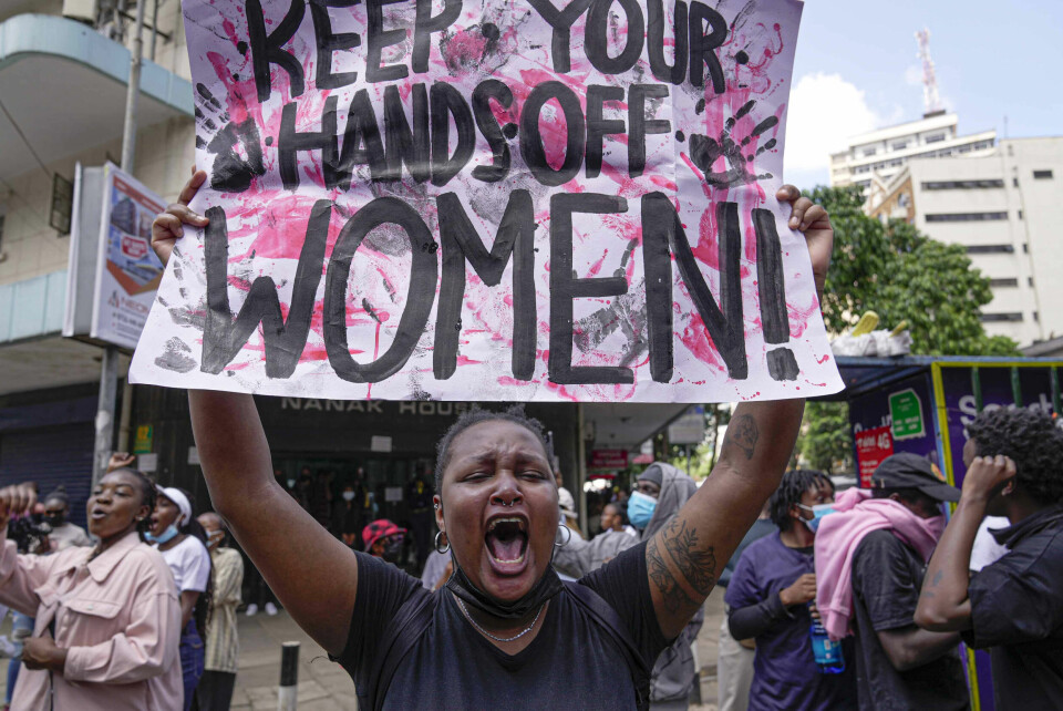 PROTESTER: En kvinne i Kenya roper ut. «Hold hendene dine unna kvinner» står det på plakaten. Bildet viser en kvinne som roper i en protest mot kvinnedrap. Foto: AP Photo/Brian Inganga/NTB
