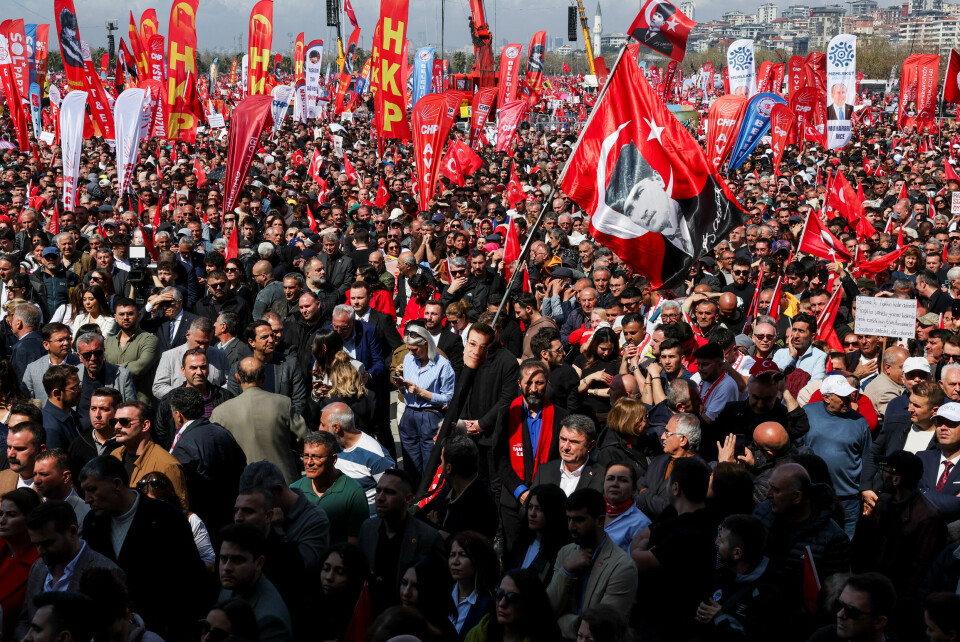 PROTESTER: Folk protesterer mot pågripelsen av Istanbuls ordfører. Bildet viser folk i Tyrkia som protesterer mot pågripelsen av Ekrem Imamoglu i Istanbul. Foto: REUTERS/Umit Bektas/NTB