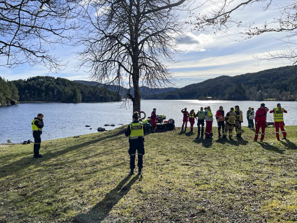 FORTSETTER SØK: Søket etter småflyet fortsetter i Vinddalsvatnet torsdag. Nødetatene samla ved Vinddalsvatnet tysdag for å søkje etter eit sakna fly med to personar om bord. Foto: Kenneth Svenningsen / Os og Fusaposten / NTB / NPK