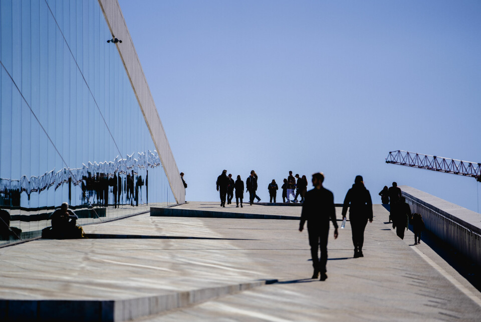 GODT OG VARMT: I Oslo målte de nesten 18 grader torsdag. Bildet viser folk i Oslo. Foto: Lars Thomas Nordby / NTB