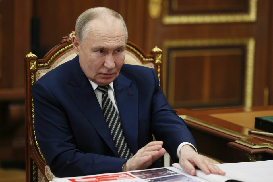 GOD IDÉ: Vladimir Putin kaller forslaget om pause i krigen for en god idé. Men han har foreløpig ikke godkjent forslaget. Russland støtter det amerikanske forslaget om en 30 dager lang våpenhvile i Ukraina, sier president Vladimir Putin, men tar forbehold om at det gjenstår å finne svar på en rekke uløste spørsmål knyttet til en slik våpenhvile. Foto: Sputnik / AP / NTB