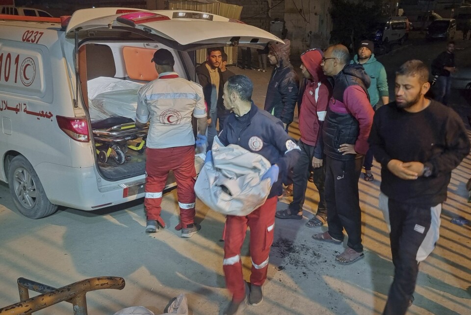 NYE ANGREP: Israel angrep Gazastripen flere ganger natt til tirsdag. En ambulanse fraktet ofre etter et israelsk luftangrep til sykehus i Khan Younis natt til tirsdag. Foto: Mohammad Jahjouh / AP / NTB