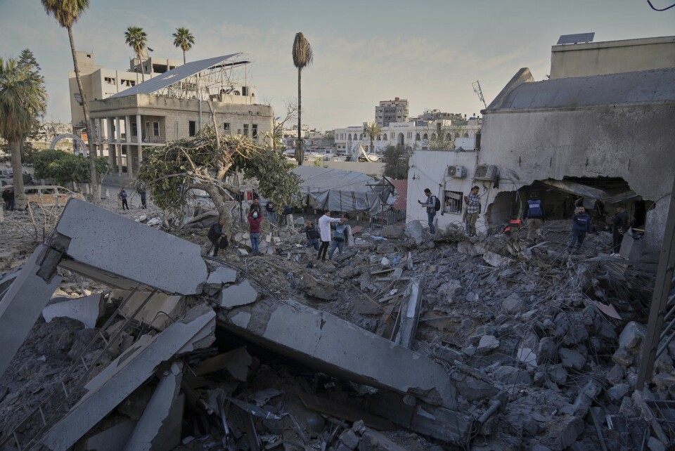 ØDELEGGELSER: Israels angrep mot sykehuset Al Ahli førte til store ødeleggelser søndag. Sykehuset Al-Ahli i Gaza by har kraftige ødeleggelser etter et israelsk luftangrep. Foto: Jehad Alshrafi / AP / NTB