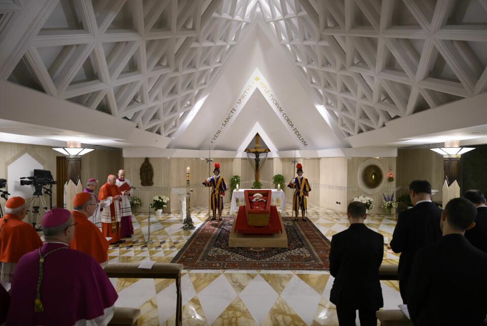 ÅPEN KISTE: Pave Frans ligger i en åpen kiste i det i private kapellet i pavens bolig. Han begraves lørdag. Bildet viser at pave Frans ligger i en åpen kiste i det i private kapellet i pavens bolig. Han begraves lørdag. Foto: Vatican Media via AP / NTB